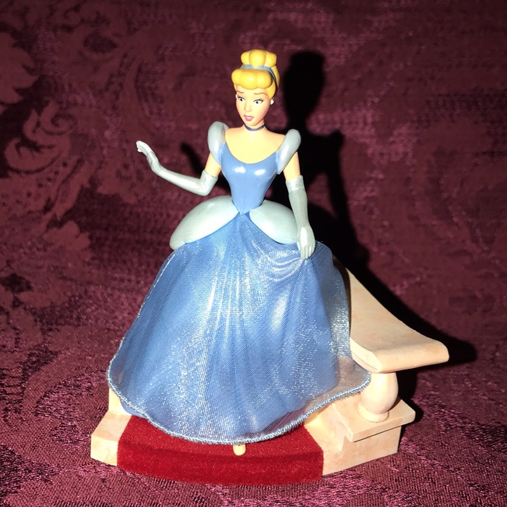 🎄🎅SALE-Hallmark 2007 Ornament Disney CINDERELLA, "THE GLASS SLIPPER" on Stairs